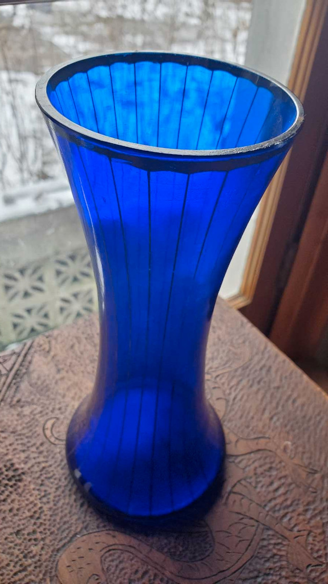 COBALT BLUE GLASS VASE● VINTAGE  in Arts & Collectibles in City of Toronto - Image 2