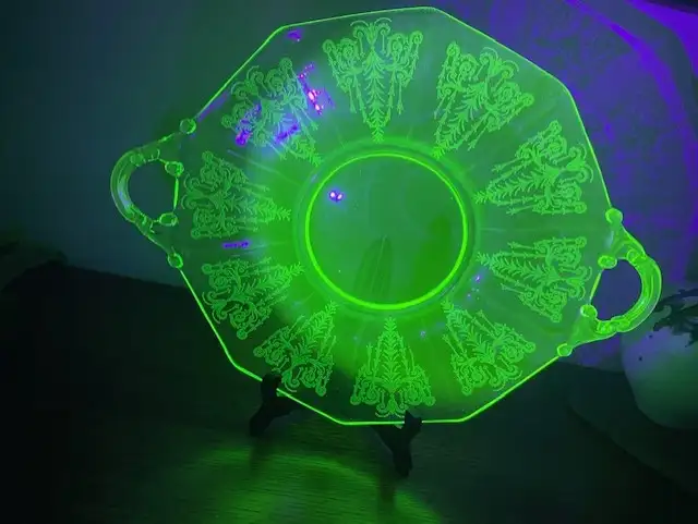 Antique - Depression Glass - Cake Plate - Glows in Arts & Collectibles in Ottawa - Image 7