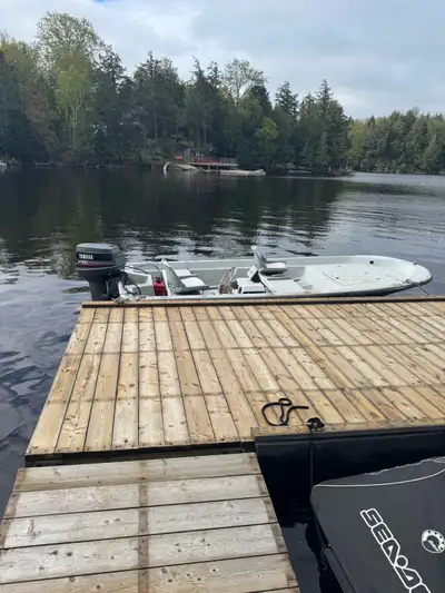 McRae fishing boat with flat bottom and front platform 2 bottoms with bilge pump - no need to cover....