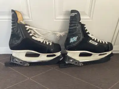 De marque Bauer, modèle All star, grandeur 10, fait au Canada. Viens avec 2 protèges-lames.