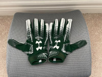 NEW! UNDER ARMOUR FOOTBALL GLOVES (ADULT LARGE)