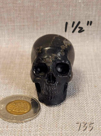 Petit crâne Skullis 1½" de jaspe plum noir. Black plum jasper.