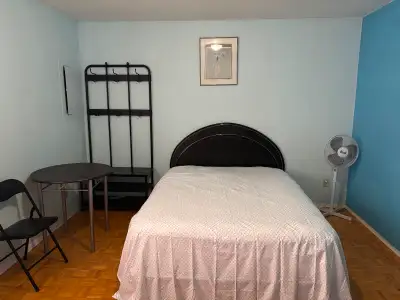 Grand Chambre 14 x 14 pies à louer tout inclus...laveuse sécheuse inclus dans le immeuble Chambre à...