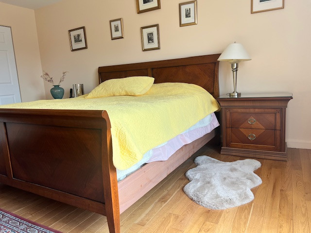 Lit king et deux tables de nuit. dans Lits et matelas  à Sherbrooke - Image 3