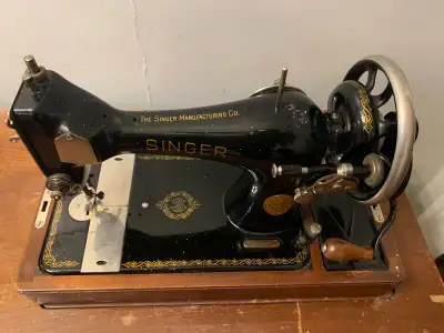 Antique 1951 Singer Sewing Machine, with accompanying desk. Selling as is as Antique was my mothers...