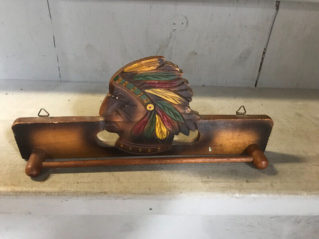VINTAGE NATIVE INDIAN CHIEF TIE RACK WOODEN in Arts & Collectibles in Mississauga / Peel Region