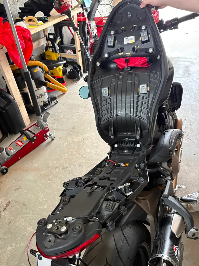 2016 Ducati Monster in Sport Bikes in Saguenay - Image 8