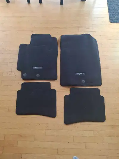 Selling a complete set of original factory carpet floor mats for a 2018–2023 Kia Rio sedan or hatchb...