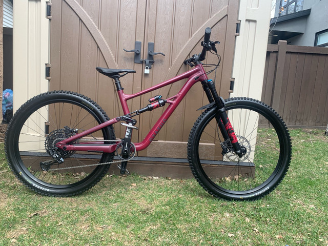 Mint Condition 2022 Specialized  Status 140 in Mountain in Edmonton - Image 2