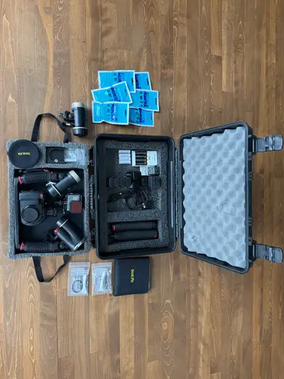 Dive into stunning underwater photography with this used SeaLife camera set, complete with everythin...