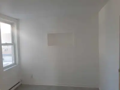 Petit logement 3 et demi non chauffer ni éclairé pour non fumeur idéal pour personne seul appeler au...