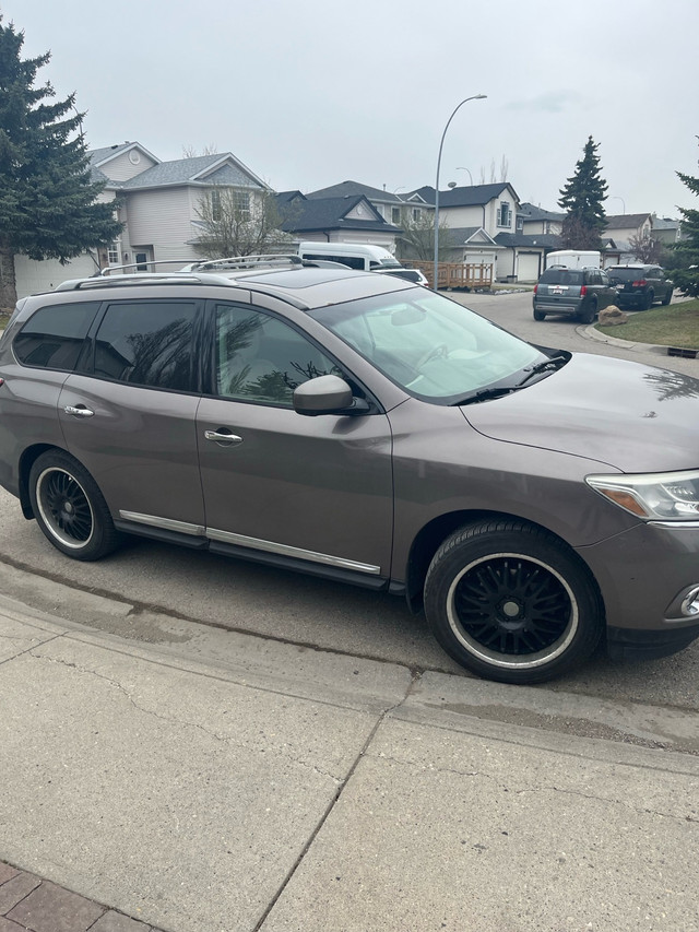 2014 Nissan Pathfinder Platinum  in Cars & Trucks in Calgary