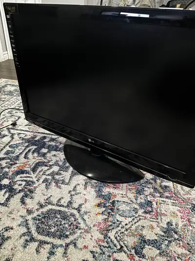 Selling an LG 42LG50-UG 42" Full HD 1080p TV – great for a second room, gaming setup, or as a large...