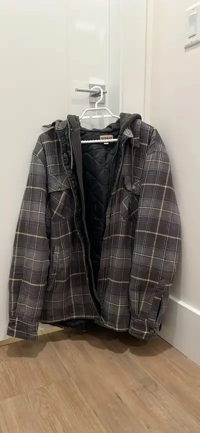 Size L but fits baggy, very cozy and insulated, lightly worn, pickup only ^_^