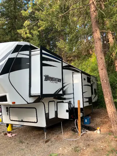 Toy Hauler with 3 slides. Large 11’ garage with half bath and dinette that folds into queen bed. plu...