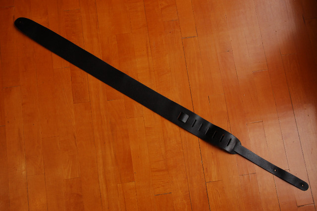 BLACK LEATHER GUITAR STRAP, 6.3 CM WIDE X 131 CM LONG MINT COND. in Guitars in Gatineau - Image 3