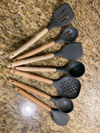 Kitchen tools/utensils/cookware 