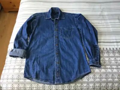 Loose fitting blue denim size small. Excellent condition. No holds without e-transfer.