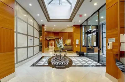 CN Tower View - 2 Bedroom(Closed Den) w/Parking - 2 subways