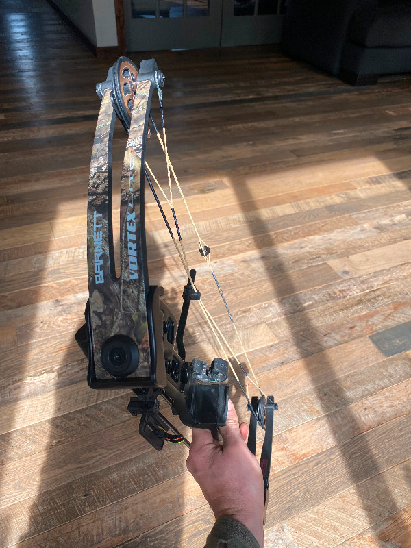 Barnett Vortex Lite Compound Bow for Kids in Fishing, Camping & Outdoors in Kelowna - Image 2