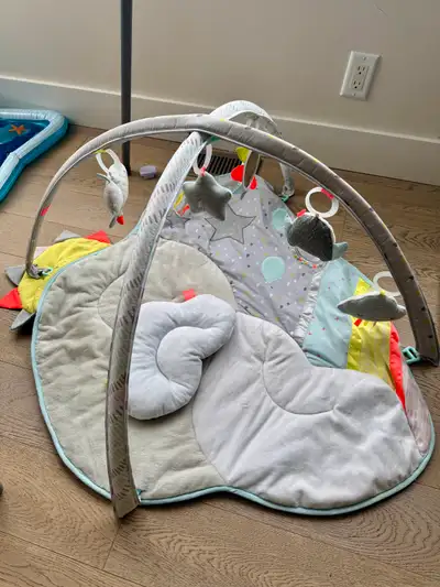 This Skip Hop Silver Lining Cloud Activity Gym is a mound of cloudy softness with a plush toy bar ov...