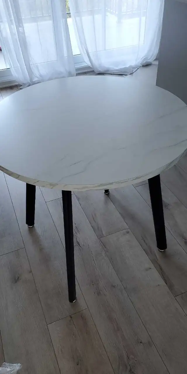 Round Dining Table Set with 4 Chairs in Dining Tables & Sets in Laurentides - Image 6