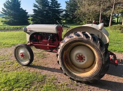 Tracteure Ford 8N d’origine 1947, au gaz, batterie 6V démarre no.1 , tout fonctionne bien, un pneu d...