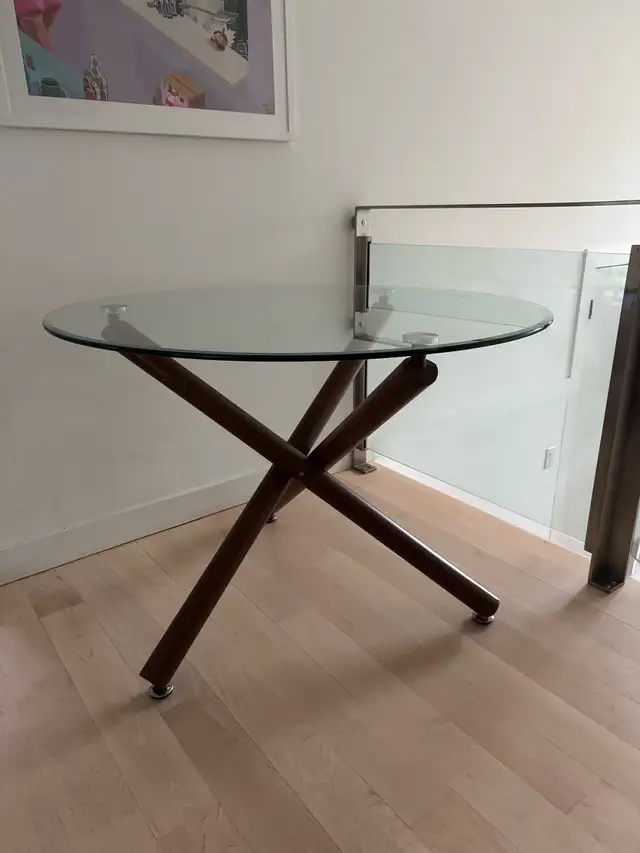 Round Glass Dining Table in Dining Tables & Sets in City of Toronto - Image 3