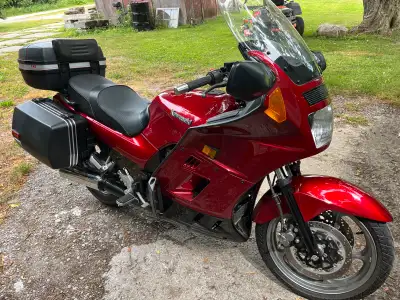 2003 Sport Touring Kawasaki Concours in amazing condition equipped with original hard cases and Givi...