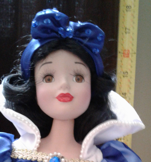 SNOW WHITE Porcelain Doll with stand. 18 inches tallCA$20 in Toys & Games in London - Image 2