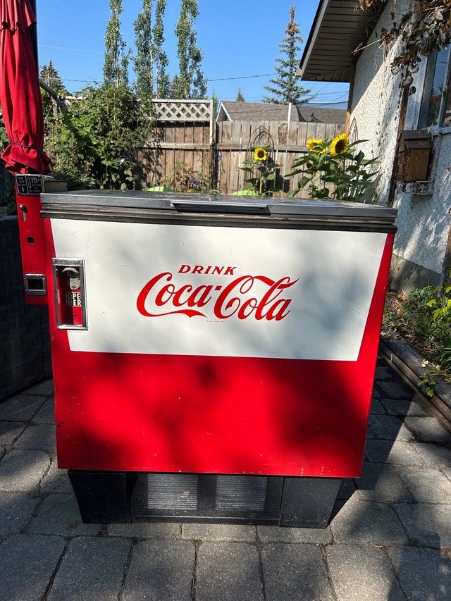 Vintage CocaCola vending machine (circa late 50’s early 60’s) Arts
