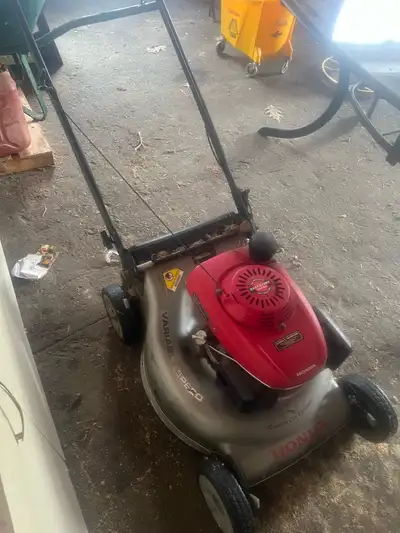 Je vends ma tondeuse Honda équipée d'un moteur performant GCV160 Easy Start, idéale pour entretenir...