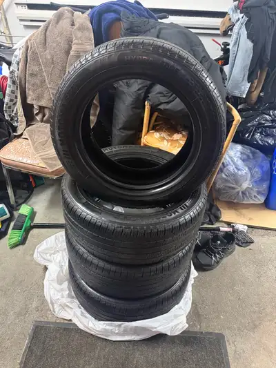 Pneus été MotoMaster Hydra Edge Grandeur: 205/55R16 Usure: environ 4 à 6/32 (voir photos) Usure unif...