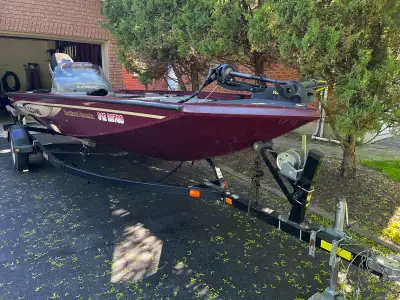 2001 Lowe Bass Boat. 90hp 2 stroke Johnson engine (Low hours). 70W Evinrude Trolling Motor. Single c...