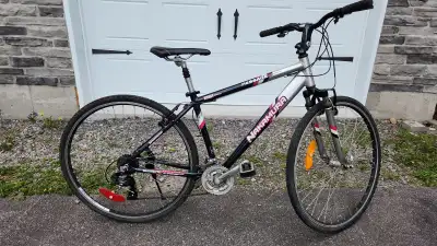 Vélo hybride de marque Nakamura, 21 vitesses, tige de selle avec suspension, roues de 700mm. Plusieu...