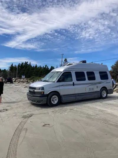 ROADTREK 190 VERSATILE 2008 Notre Roadtrek 190 Popular 2008 est un VR de classe B, de 20 pieds 6 pou...