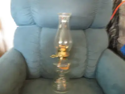2 Lampes à l'Huile. - Une sur Table . - Une sur Table et Mur. Vendu en lot ou séparément. 20.00$ cha...