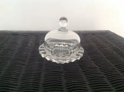 Il mesure 3 3/4" x 3 1/2" haut. Parfaite condition. $5.00 voir mes annonces. J'en ai un en cristal "...