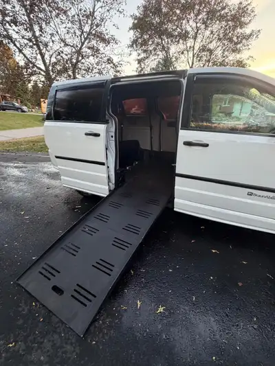 VIN: 2C4RDGBG5FR527755 2015 Dodge Grand Caravan White Current mileage: 154,584 km 6-cylinder Wheelch...