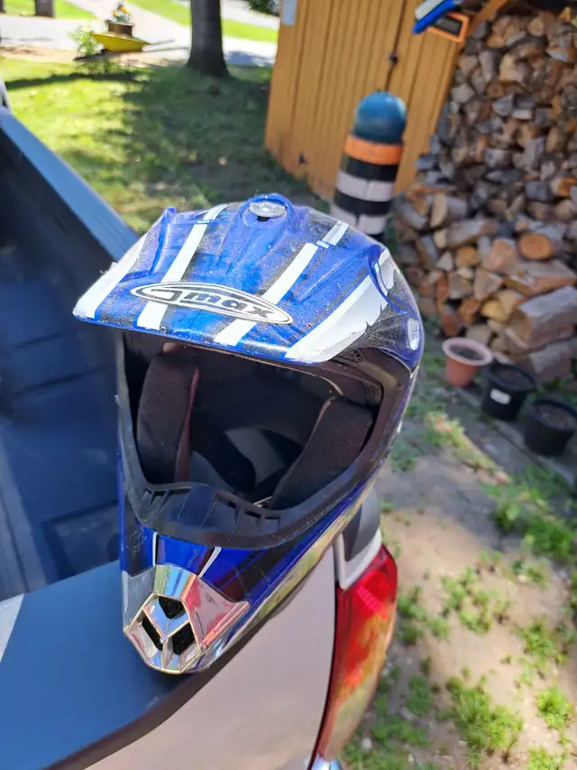 Youth Dirt Bike/ATV Helmet in Motorcycle Parts & Accessories in Muskoka - Image 2