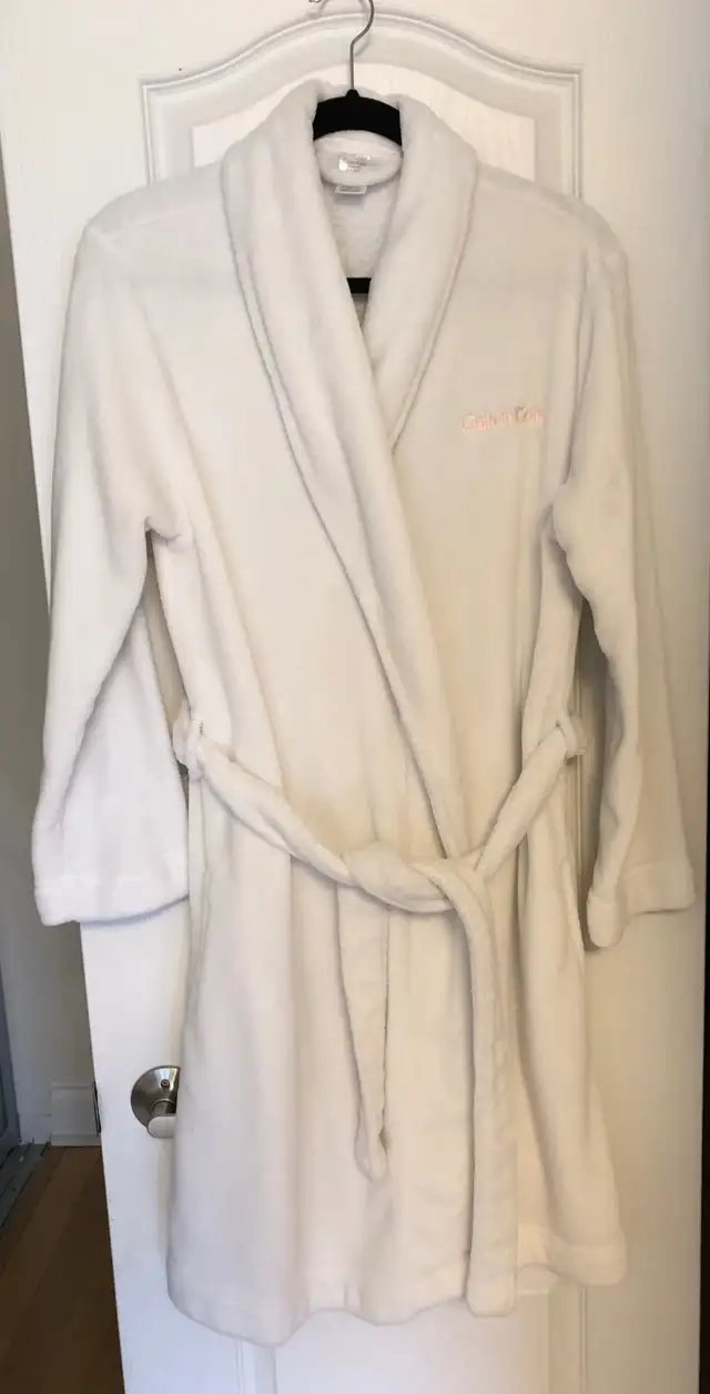 Calvin Klein Robe in Women's - Other in City of Toronto - Image 2