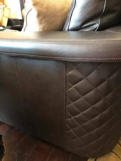 Causeuse designer en cuir véritable. Excellente qualité de cuir avec surpiqûres. Coussins en plumes...