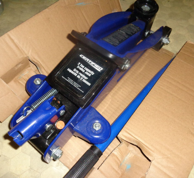 portable certified 2 ton Hydraulic  jack  $ 40 dans Outils à main  à Thunder Bay - Image 3