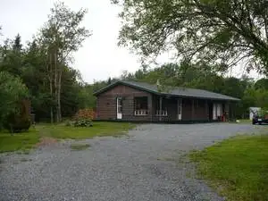 Maison,garage et 2 grands terrains 200'X200' et 100'X100' Très paysagé