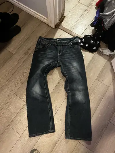 Angel’s jeans, has men’s pockets women’s brand. Nice stretchy jeans