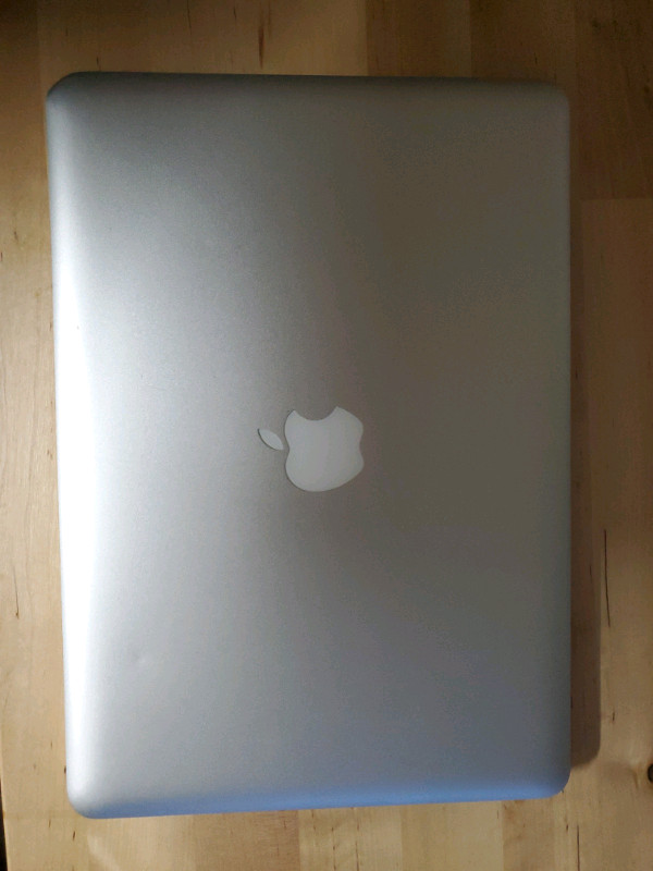 Like New Condition Macbook Pro 13 mid 2010 with new battery in Laptops in City of Toronto