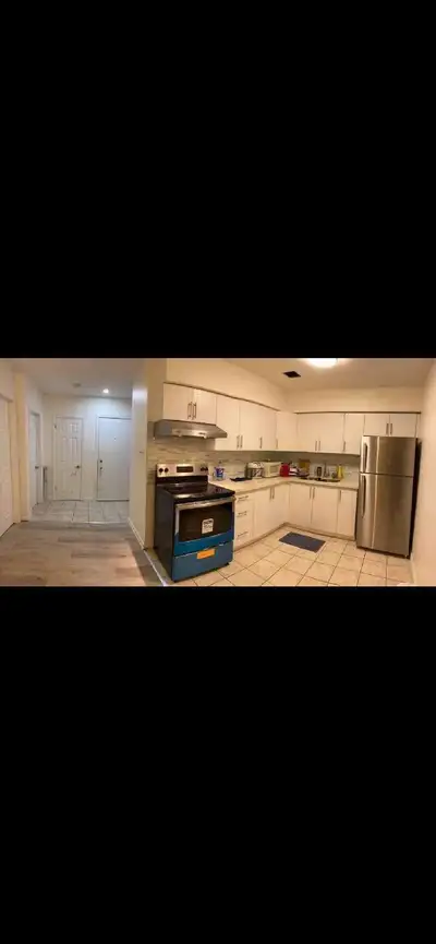 ROOM FOR RENT One MINUTE TO SUBWAY BAYVIEW & EGLINTON Midtown of TORONTO 1719 Bayview Ave East York...