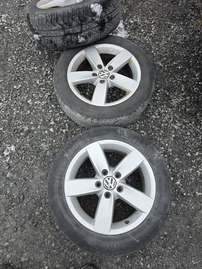 Vends 4 mag 16" VW JETTA 2011 Une mag est un peu graffigné Les tire sont h.s.
