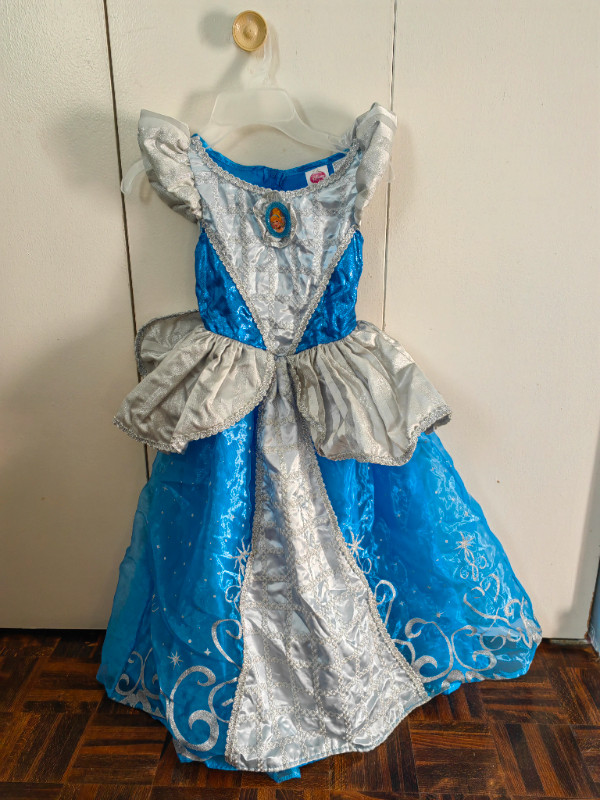 Halloween costumes for girls at the age of 5-7 years old dans Costumes  à Ville de Montréal