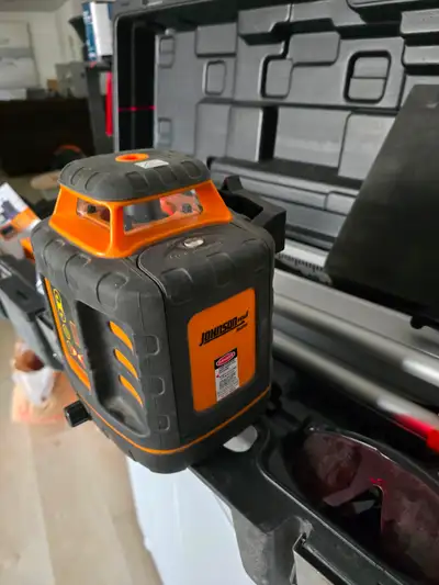 Johnson rotary self leveling laser level. Reading to about 800' working diameter, level uses 4 "C" c...